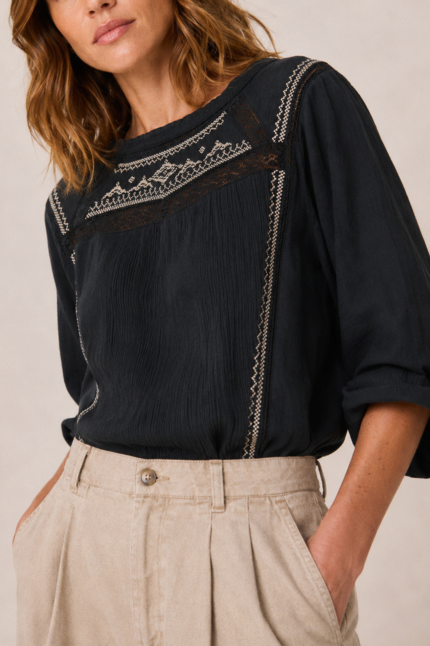 BLOUSE COMBINÉE BRODERIE CONTRASTÉE